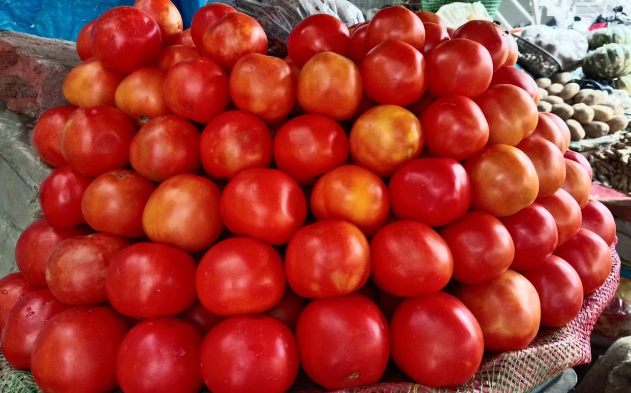 Miscreants flee with e-rickshaw after loading 10 crates of tomatoes in Meerut