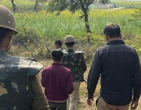 फोटो - 10 खेतों में तेंदुए की तलाश करती वन विभाग की टीम। संवाद