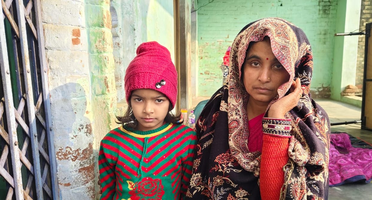 Stopped from entering the house, the daughter-in-law spent the cold night at the door with her daughter.