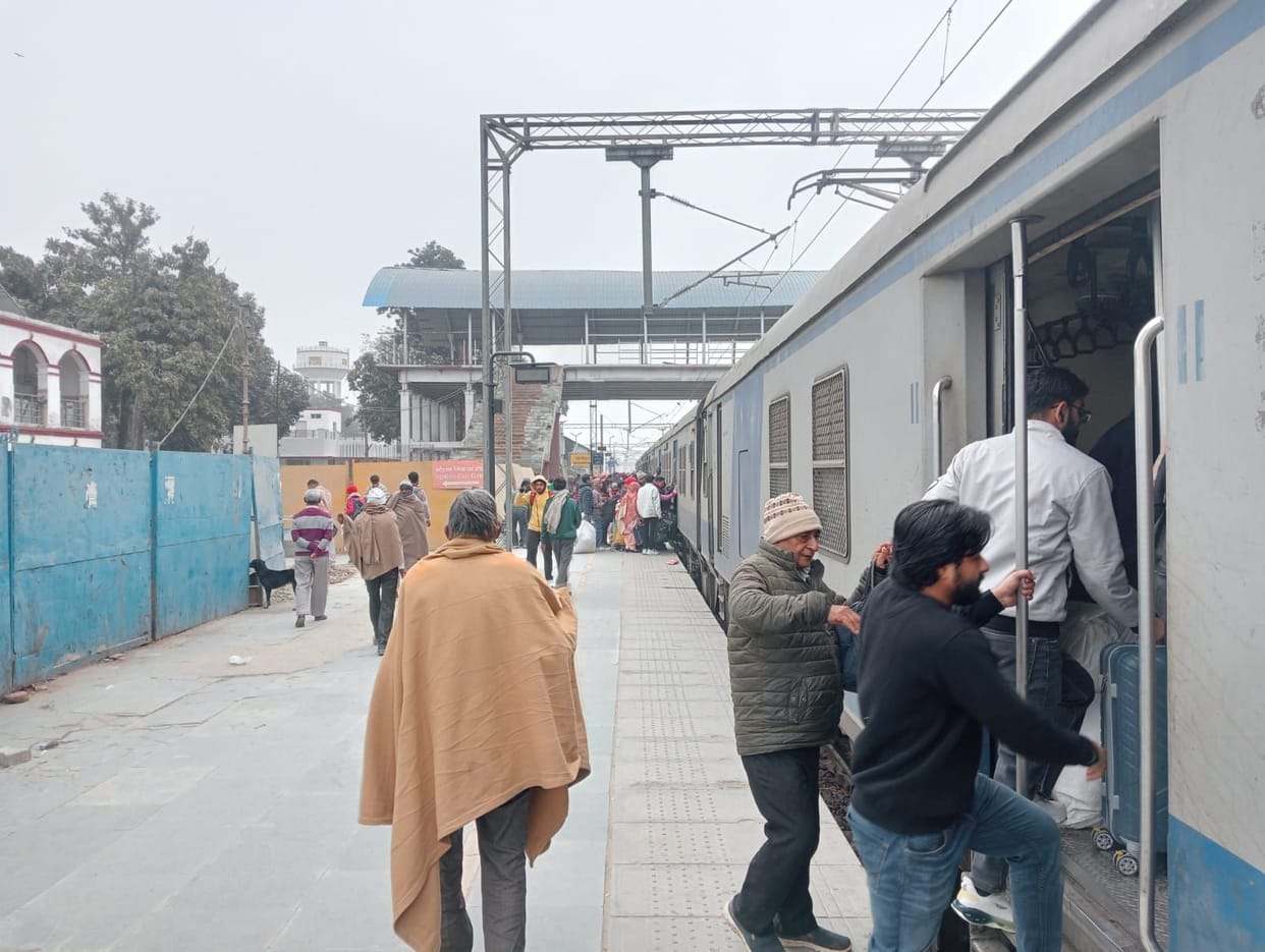 Fog slows down trains, increasing passenger wait times