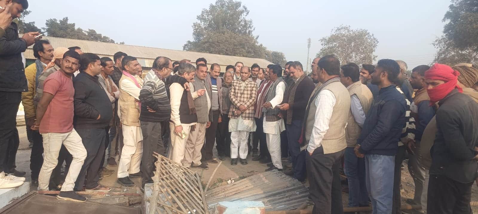 फोटो-18-मंडी में अतिक्रमण हटाए गए स्थान को देखते सदर विधायक। संवाद