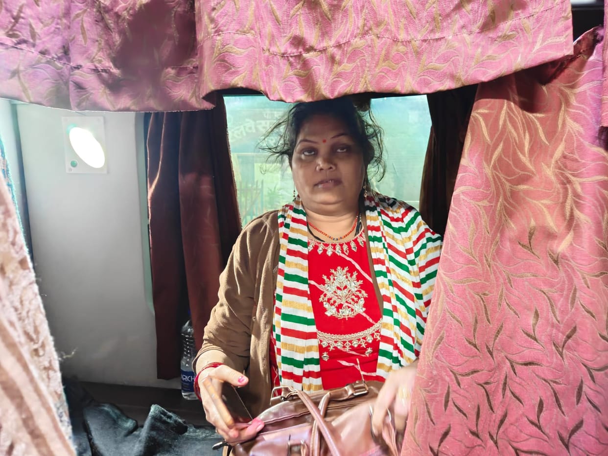 AC coaches on trains have become a haven for thieves; a passenger's handbag was stolen on the Deccan Express.