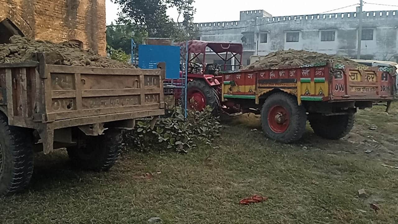 फोटो-20- कोतवाली में खड़े पकड़े गए ट्रैक्टर। संवाद