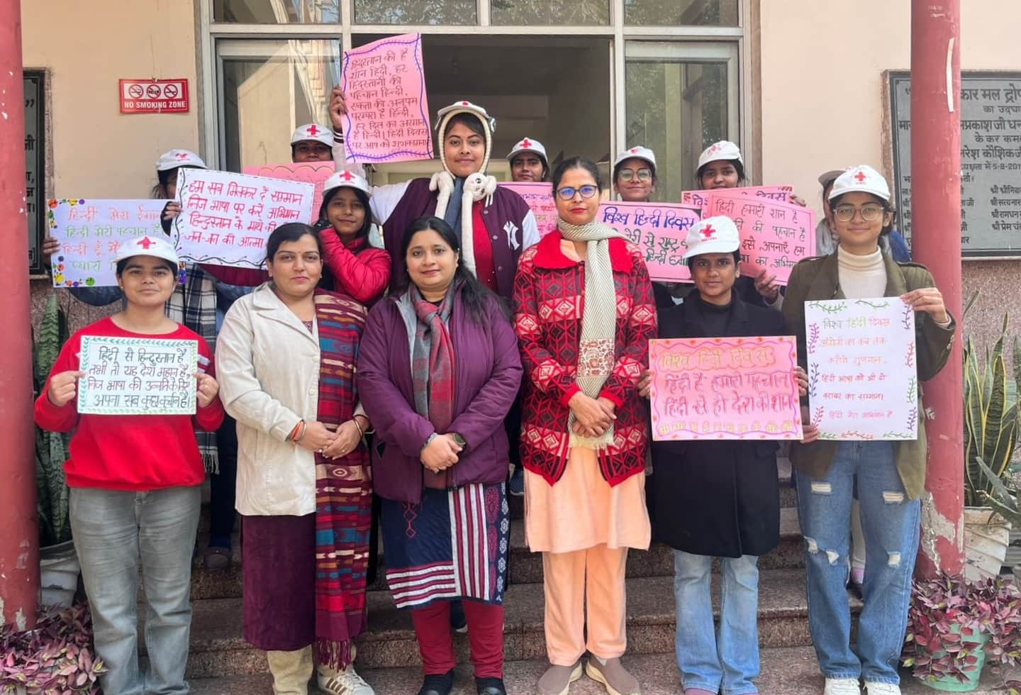 -फोटो 53 : प्रतियोगिता में अव्वल स्थान प्राप्त करने वाली छात्राएं। स्रोत कॉलेज