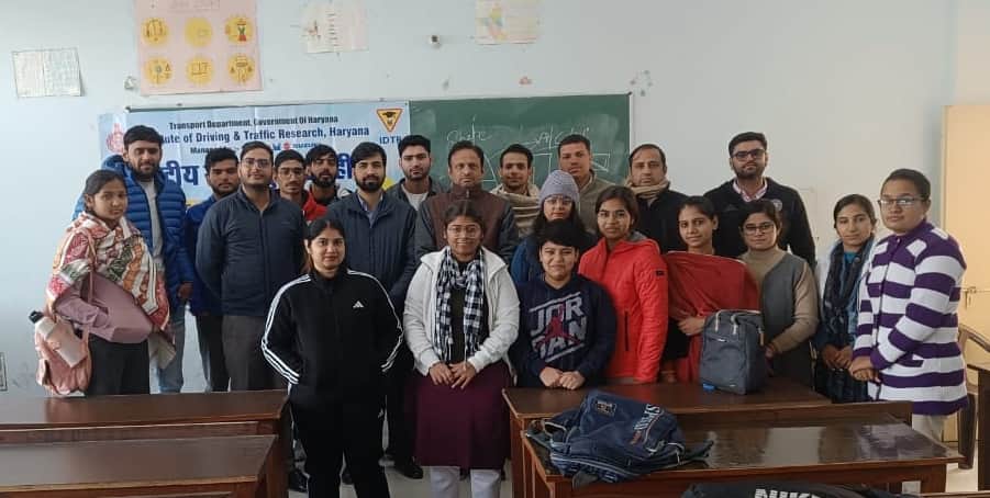 -फोटो 54 : कार्यक्रम में मौजूद विद्यार्थी व कॉलेज स्टाफ। स्रोत कॉलेज