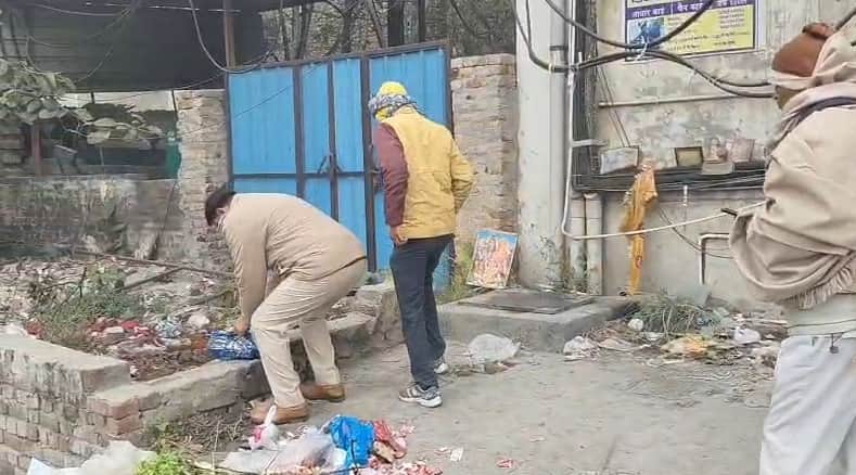 -फोटो 56 : सेक्टर-6 की पहली पुलिया के निकट नहर किनारे कचरे में मिले भू्रण को उठाते पुलिसकर्मी। 