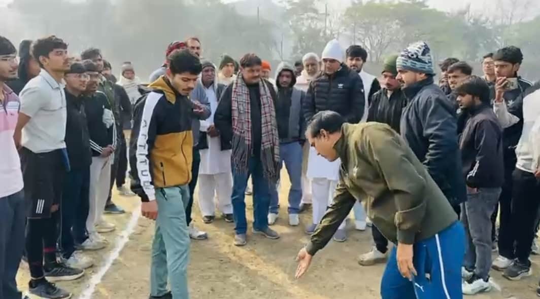 -फोटो 57 : टॉस कराकर मैच की शुरुआत कराते अतिथि। स्रोत आयोजक