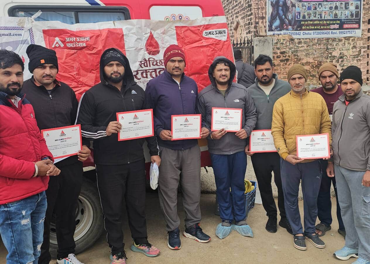 फोटो नंबर 71:रक्तदातों को प्रशस्ति पत्र देकर सम्मानित करते सामाजिक कार्यकर्ता।