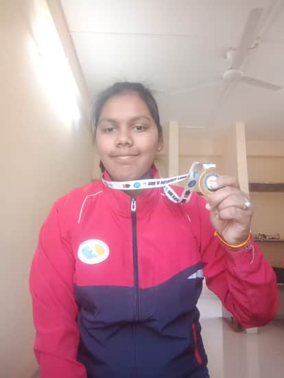 Sagar News: Daughter wins golf gold despite hardships; mother borrows money to fuel her dreams