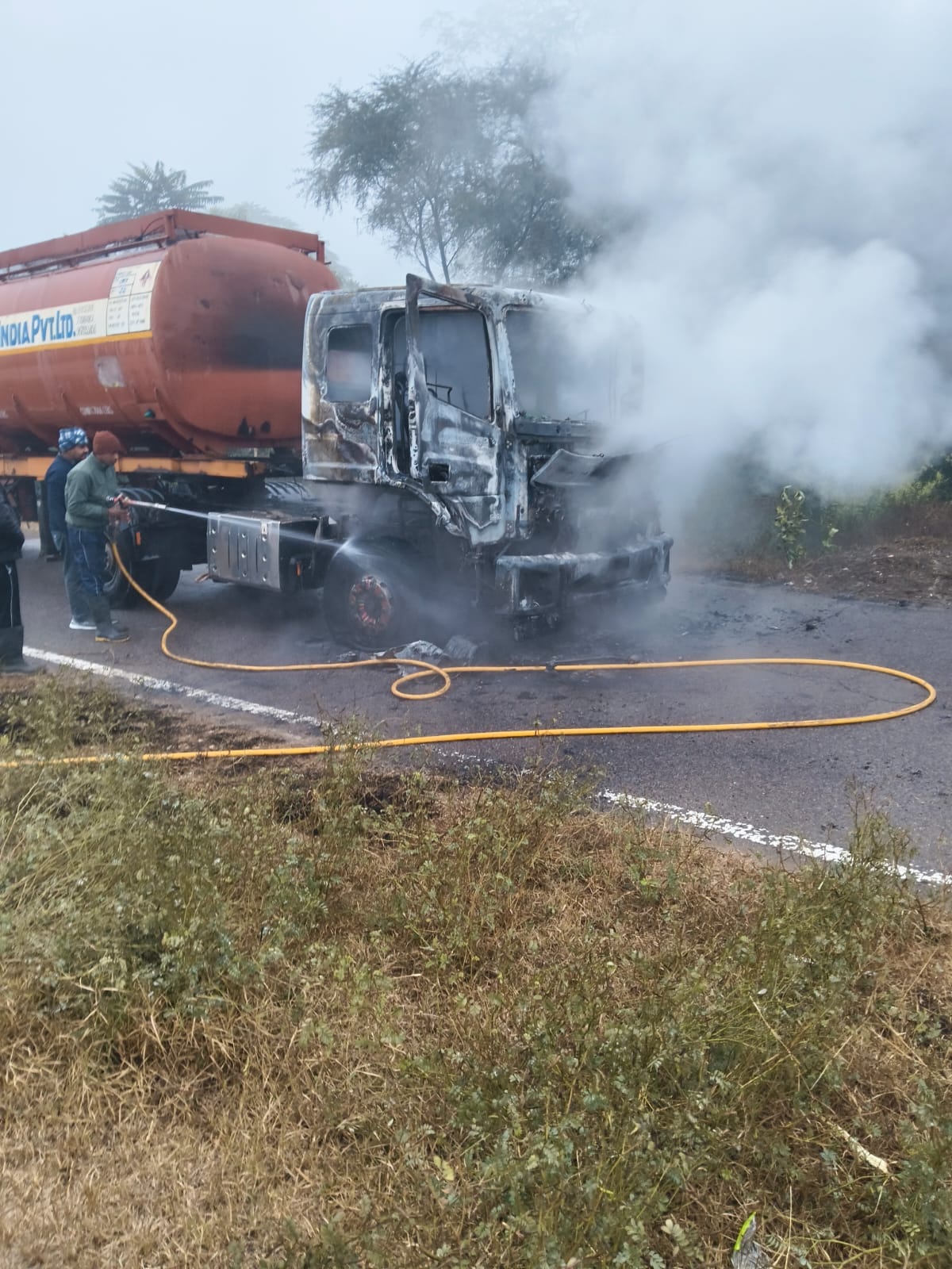 Fire breaks out in the cabin of an oil tanker on the National Highway