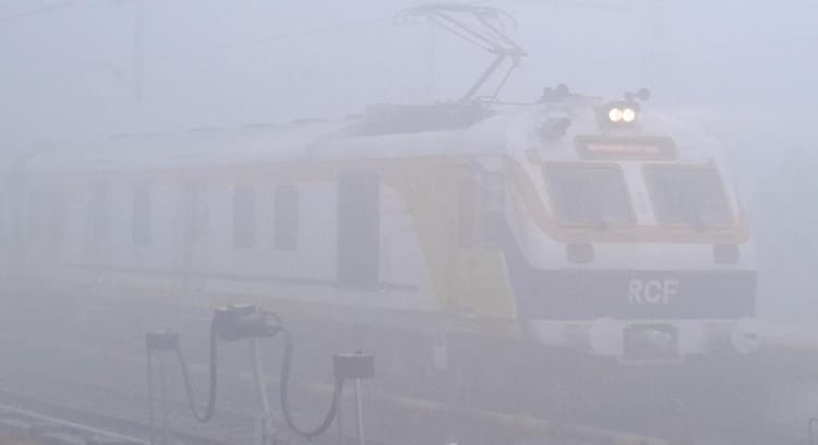 Bihar News: कोहरे ने रोकी रफ्तार, 30 मीटर विजिबिलिटी, वाहनों की चाल सुस्त और ट्रेनें रहीं रेंगती