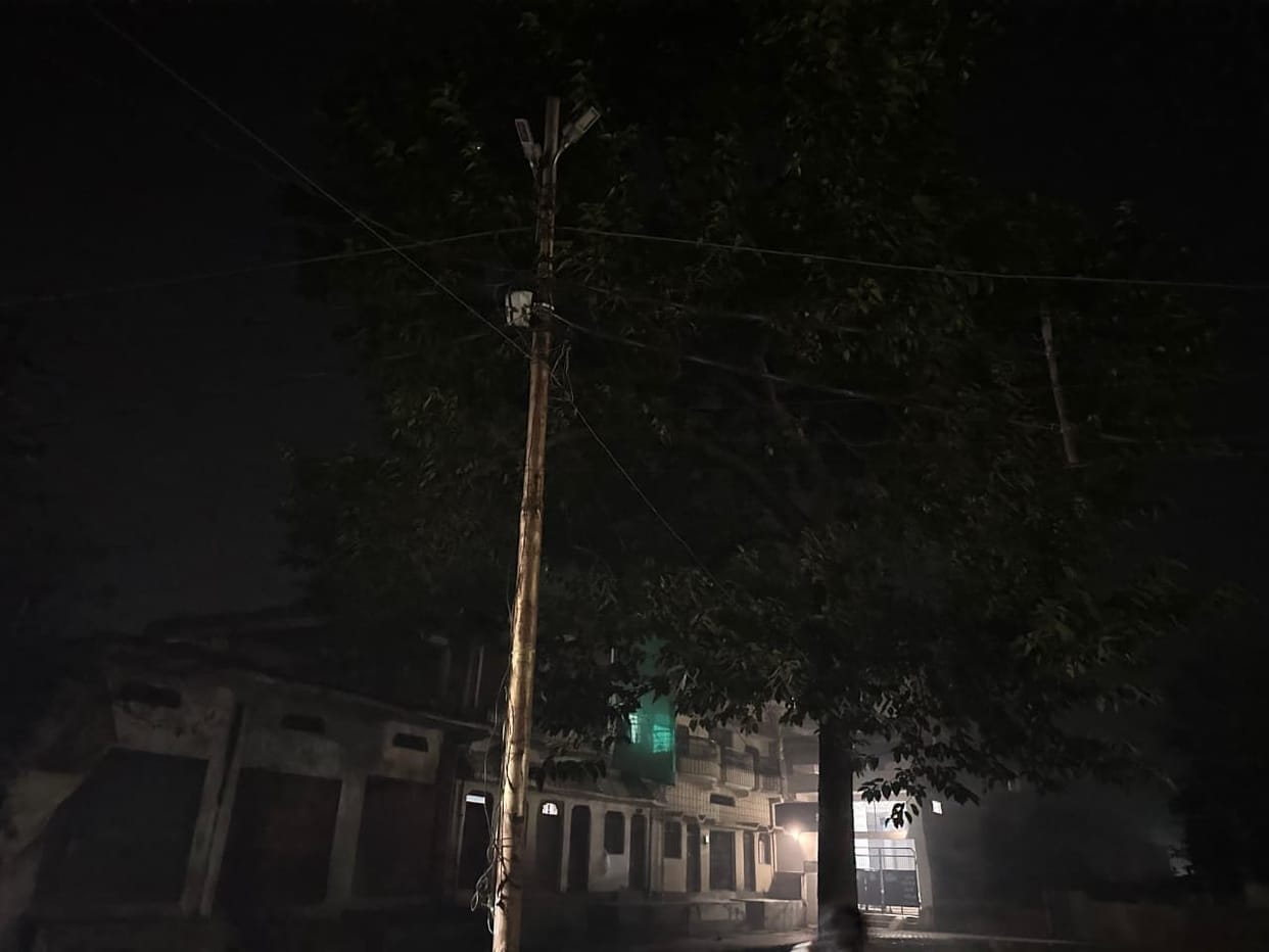 200 streetlights with a two-year guarantee in seven municipal bodies haven't burned for a year, leading to accidents.