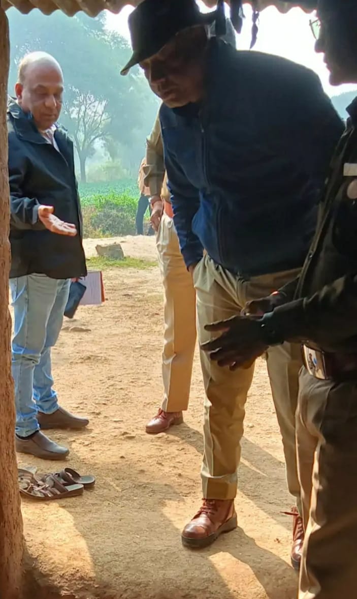 घटना स्थल पर जांच करते एएसपी राकेश खाखा व एफएसएल  अधिकारी डॉ अतुल मित्तल।