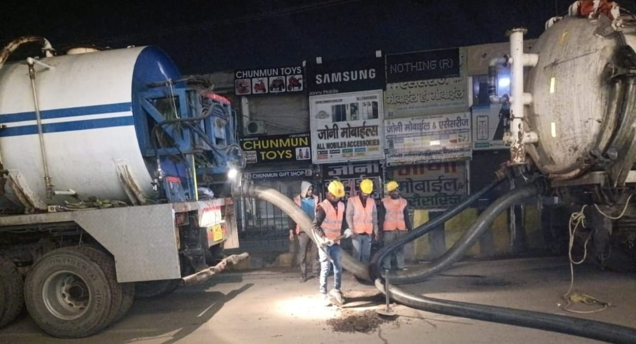 Sewerage lines are being cleaned with the help of super sucker machines even at night.