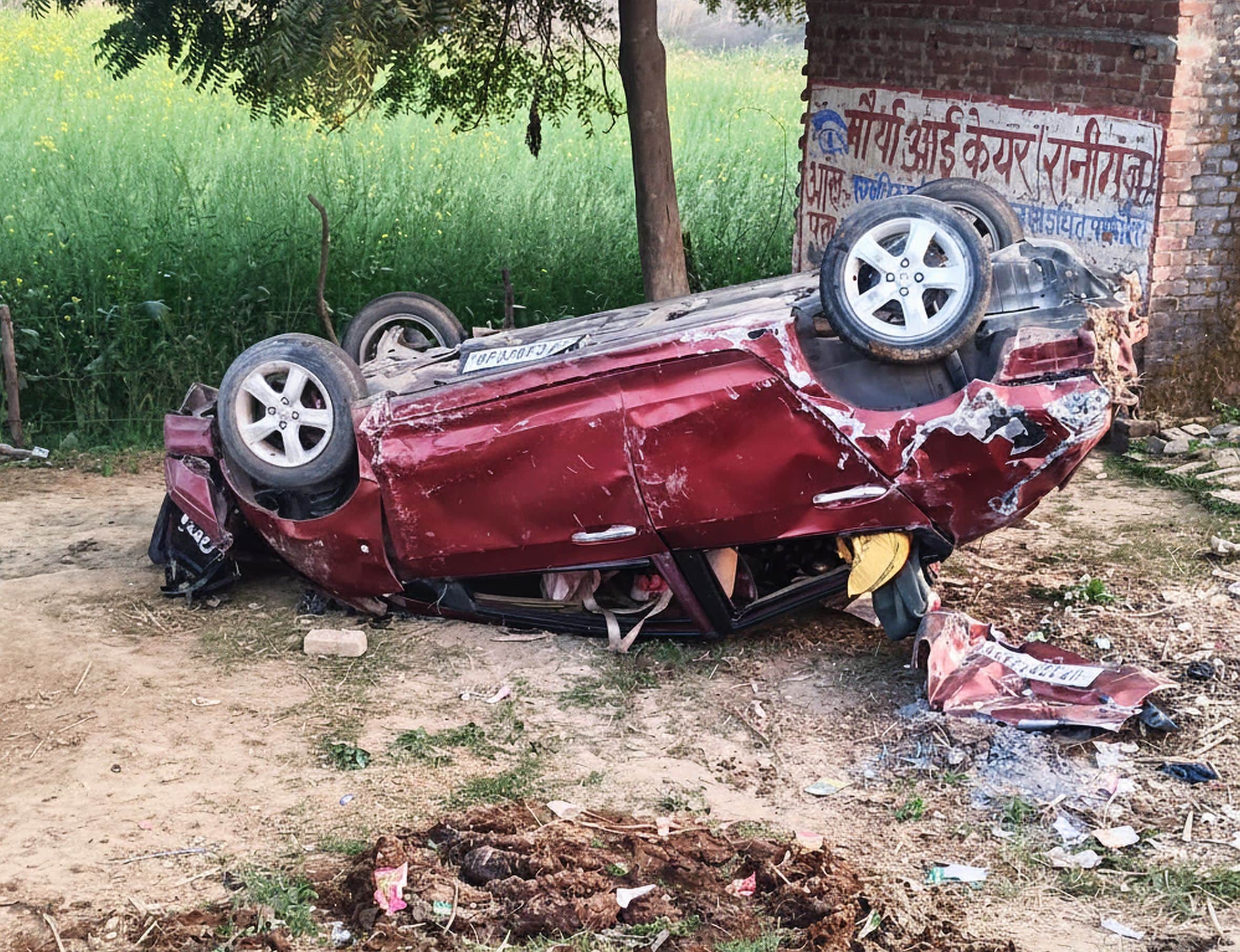 जगीशपुर के अयोध्या-रायबरेली हाईवे पर थौरी के पास पलटी कार। -संवाद