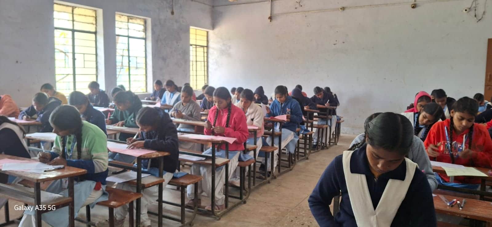 जीजीआईसी शाहगढ़ में परीक्षा देते परीक्षार्थी। स्रोत : विद्यालय प्रबंधन