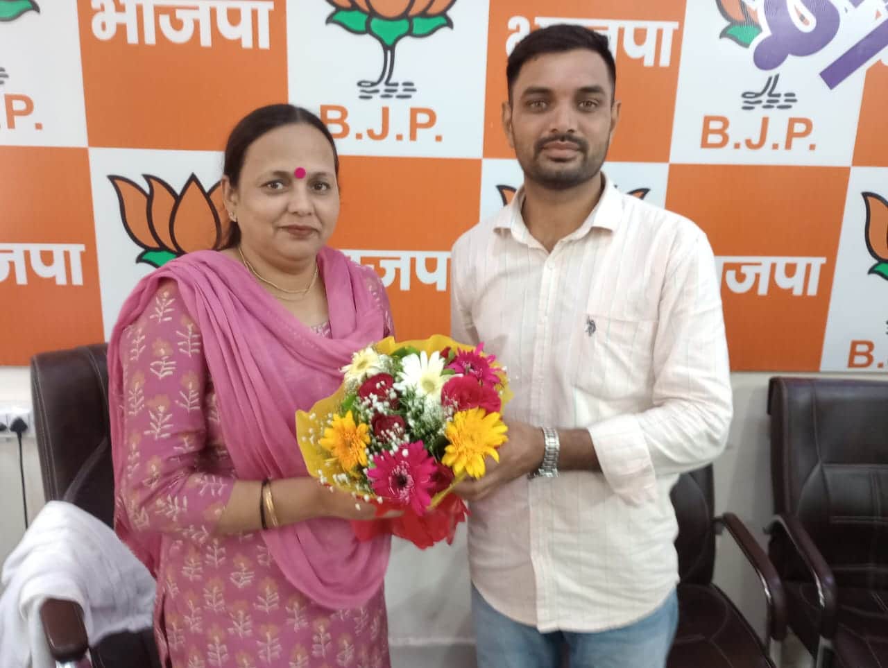 जिला सह-मीडिया प्रभारी बनने पर मनीष कुमार को बधाई देतीं जिला अध्यक्ष डॉ. वंदना पोपली। स्रोत : प