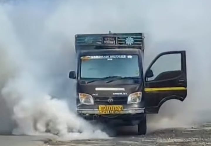 Smoke started coming out of the Tata Magic vehicle, causing panic.