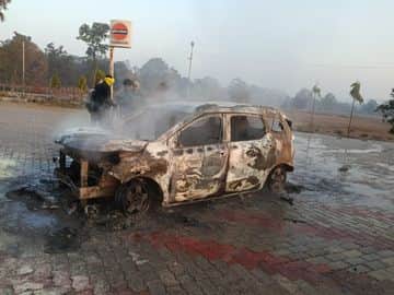 Mandla News: A car parked at a petrol pump on the Kanha road caught fire.