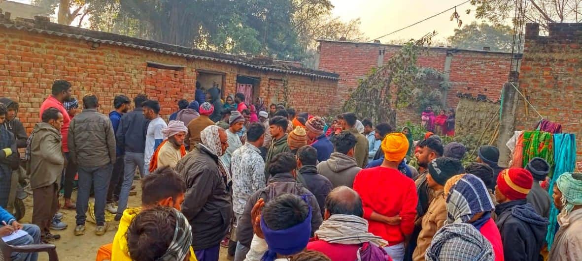 करौंदीकला के अमरेमऊ गांव में मृतका के घर के बाहर लगी ग्रामीणों की भीड़।- स्रोत-ग्रामीण