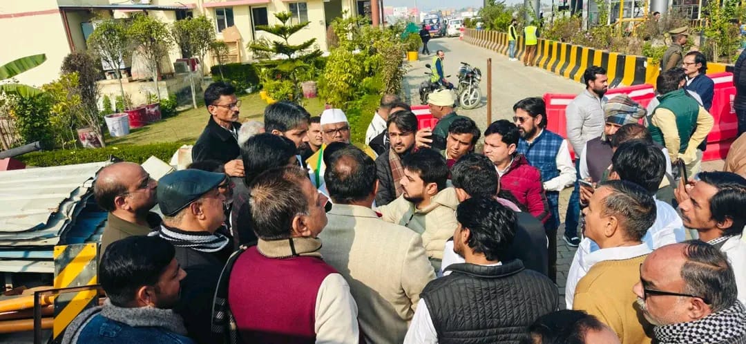 Congress workers stopped at toll plaza, sent back