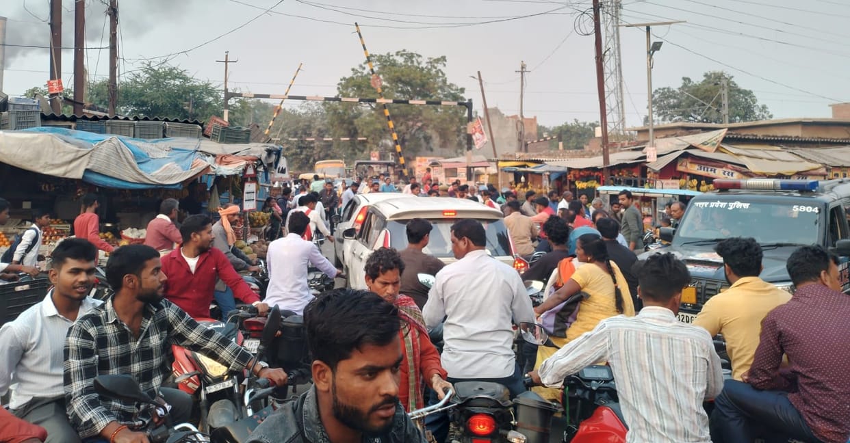 Railway Gate Triggers Massive Traffic Jam in Bichpuri Commuters Struggle