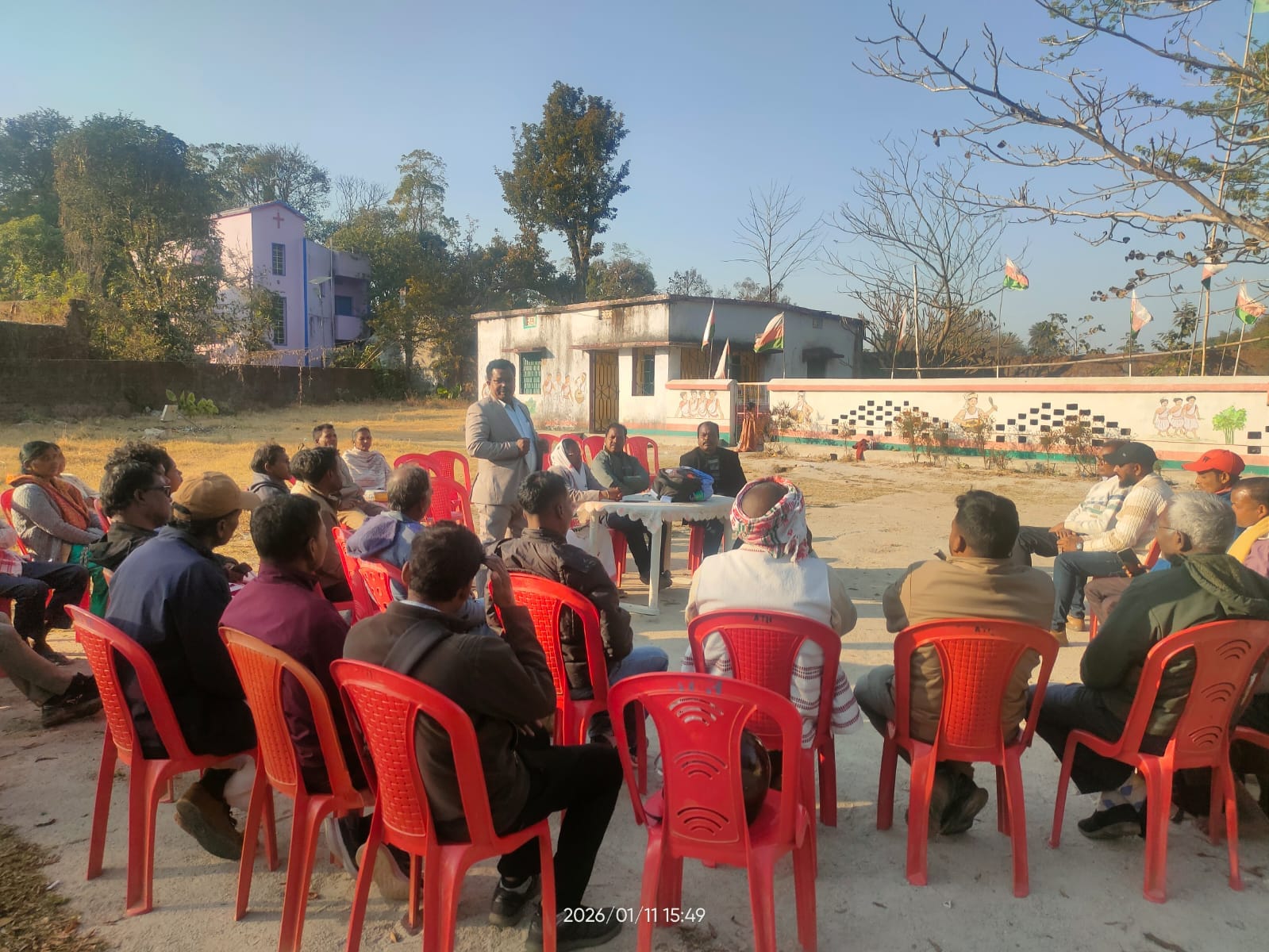 खूंटी में बैठक करते सोमा मुंडा के परिजन और आदिवासी समाज