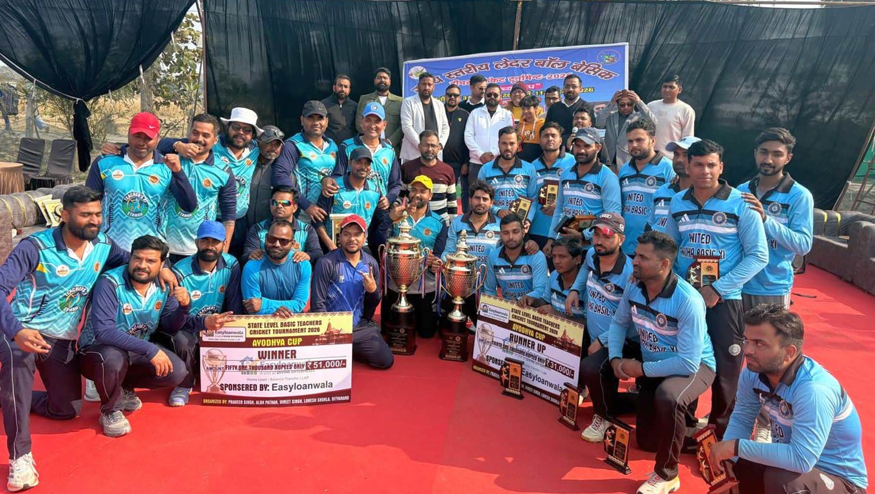 लॉर्ड्स बालाजी क्रिकेट ग्राउंड आयोजित मैच में ट्रॉफी के साथ विजेता टीम। 