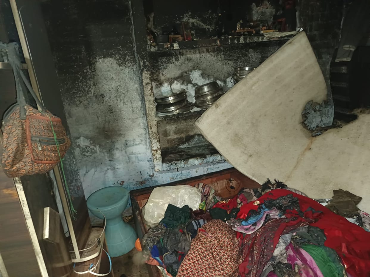 A short circuit caused a fire in the house, burning the contents.