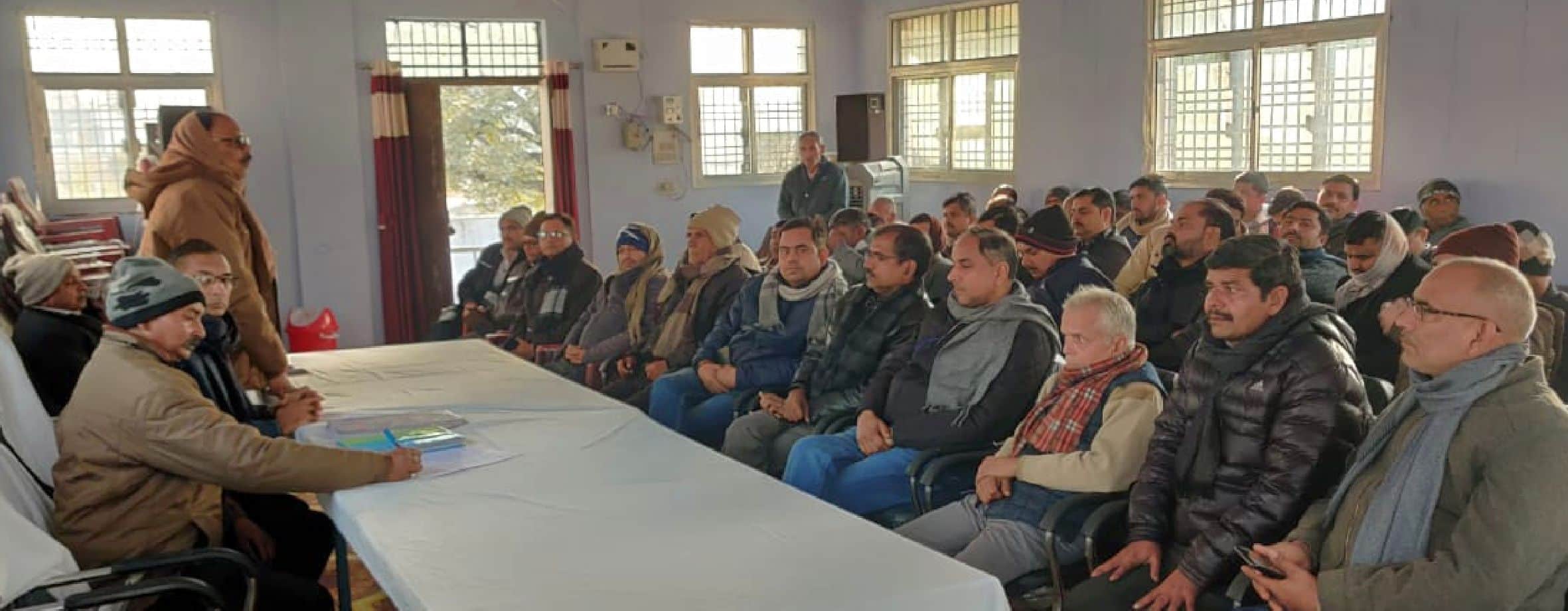 मुसाफिरखाना तहसील परिसर में बैठक करते अधिवक्ता। स्रोत : अधिवक्ता संघ