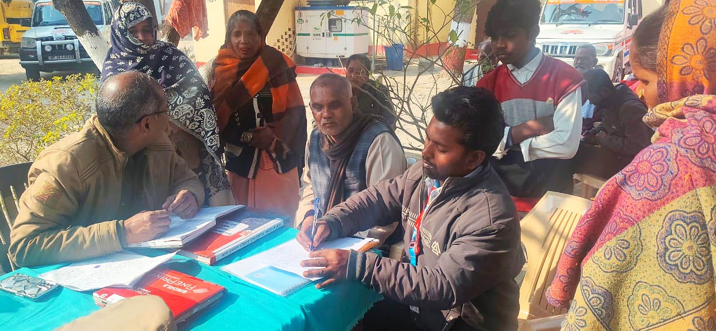 मुंशीगंज थाने में आयोजित समाधान दिवस पर मौजूद अफसर व फरियादी। -संवाद