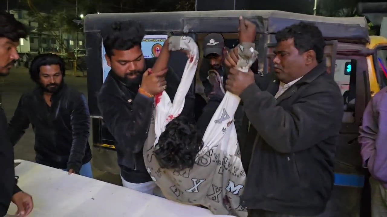 मटन मार्केट के पास चाकूबाजी की घटना, घायल युवक जिला अस्पताल में भर्ती