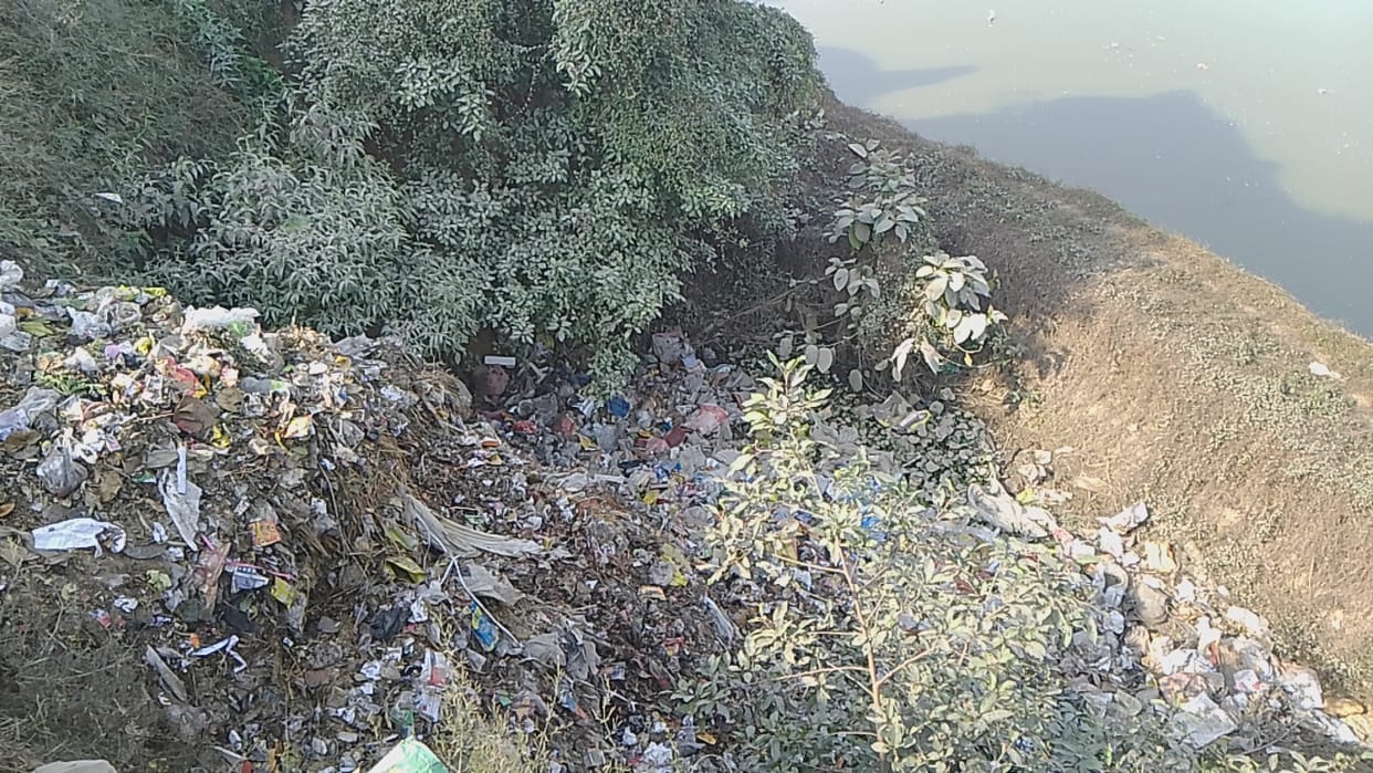 Ignoring NGT rules: Garbage being dumped into the Ganga during the month of Magh