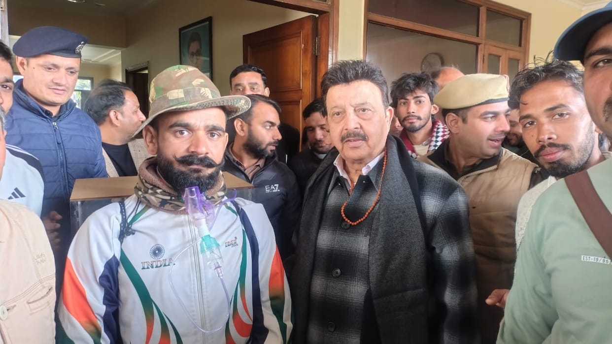 Forest friends met Minister Rao Narveer Singh for permanent employment