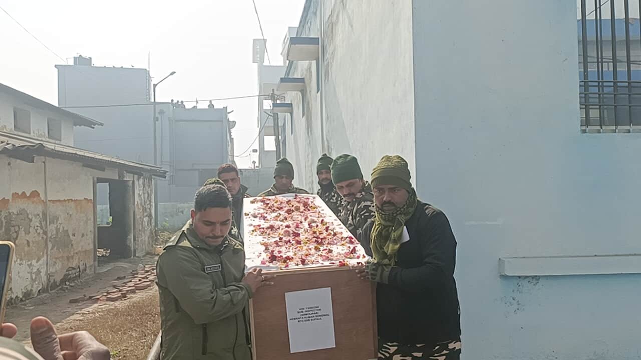 पोस्टमार्टम के उपरांत शव ले जाते एसएसबी जवान