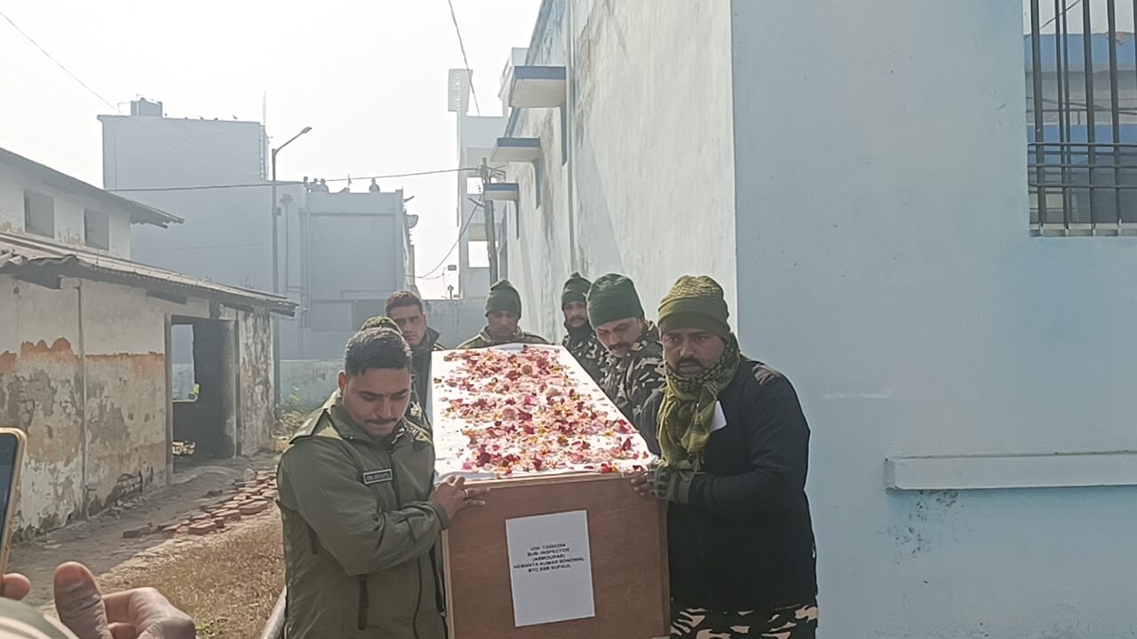 पोस्टमार्टम के उपरांत शव ले जाते एसएसबी जवान