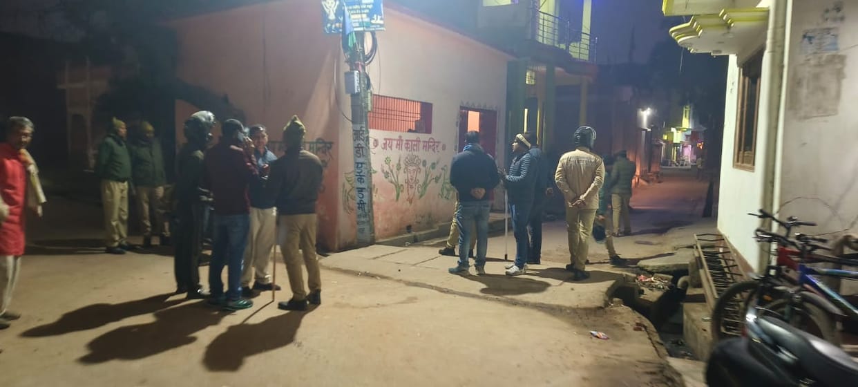 Bricks and stones were thrown in the Pakadi and Tedha Sthan wards of the city.
