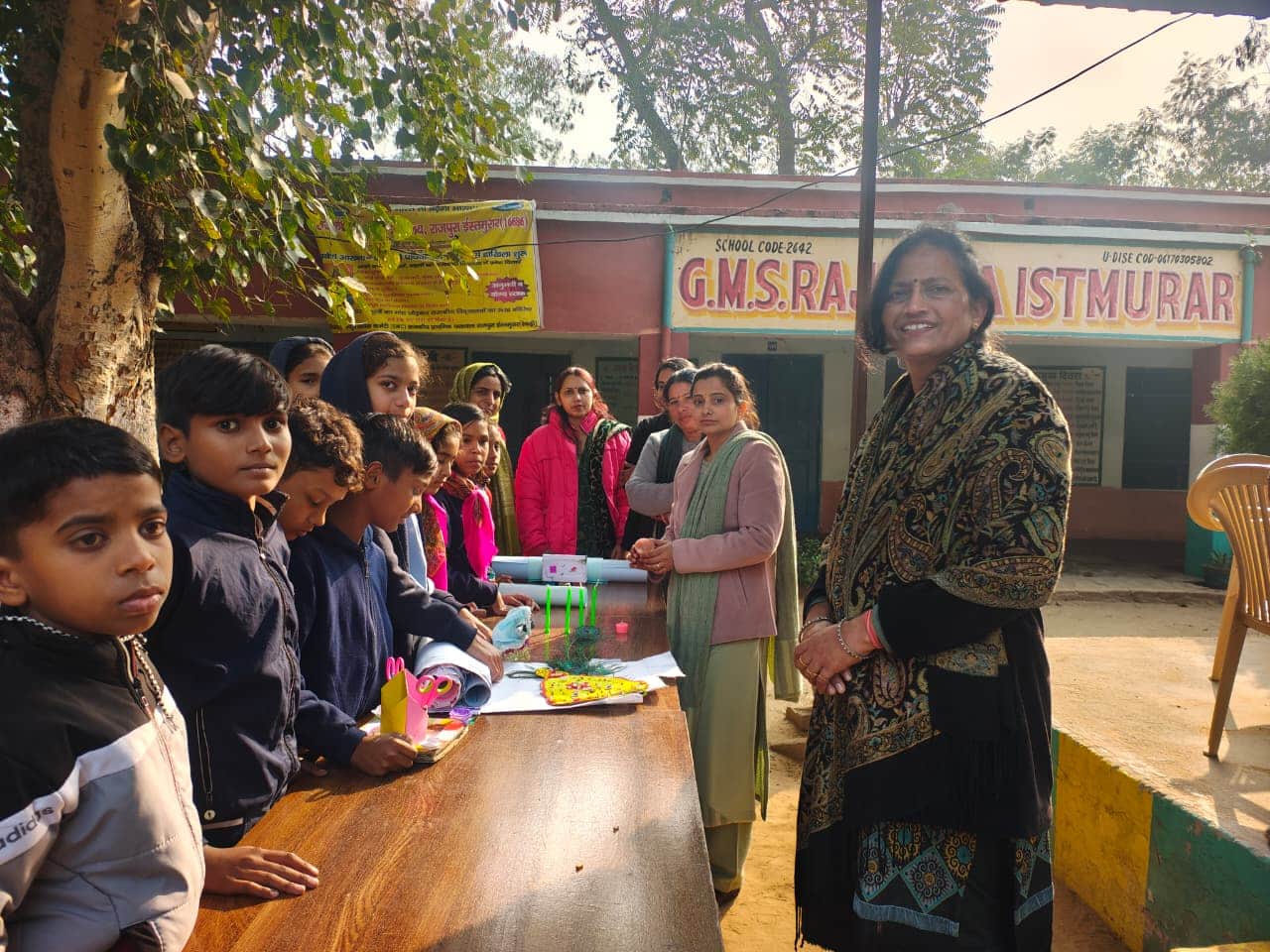 स्किल कैंप के तहत विद्यार्थियों को कला व डाक सेवाओं की जानकारी देते अध्यापक। स्रोत : स्कूल