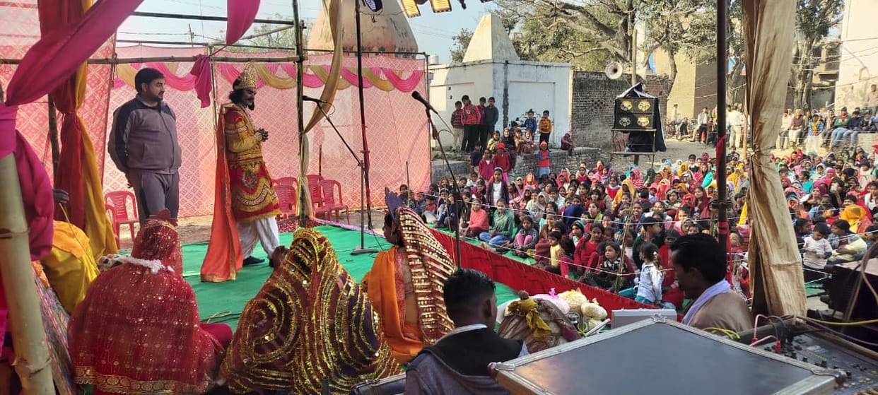 Devotees rejoiced and cheered as soon as Lord Shri Ram was born.