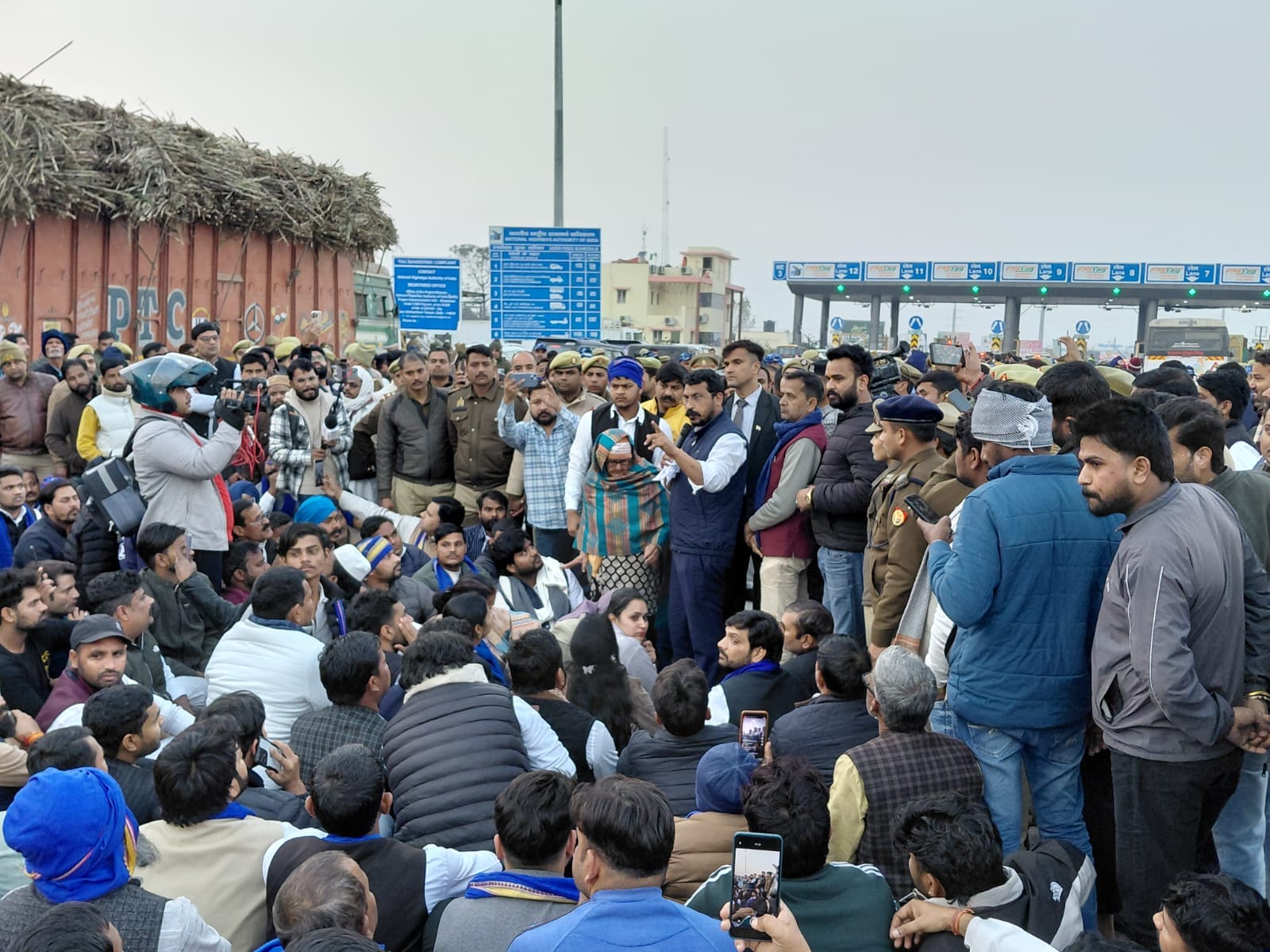 Huge commotion from Delhi to Meerut, MP Chandrashekhar dodged the police and reached Kashi toll on his bike.