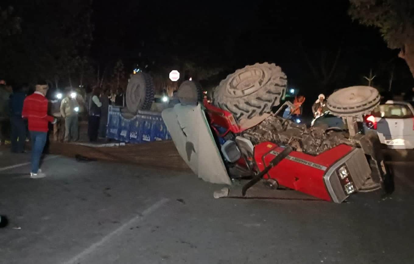 सड़क हादसे में पलटी ट्रैक्टर ट्रॉली।