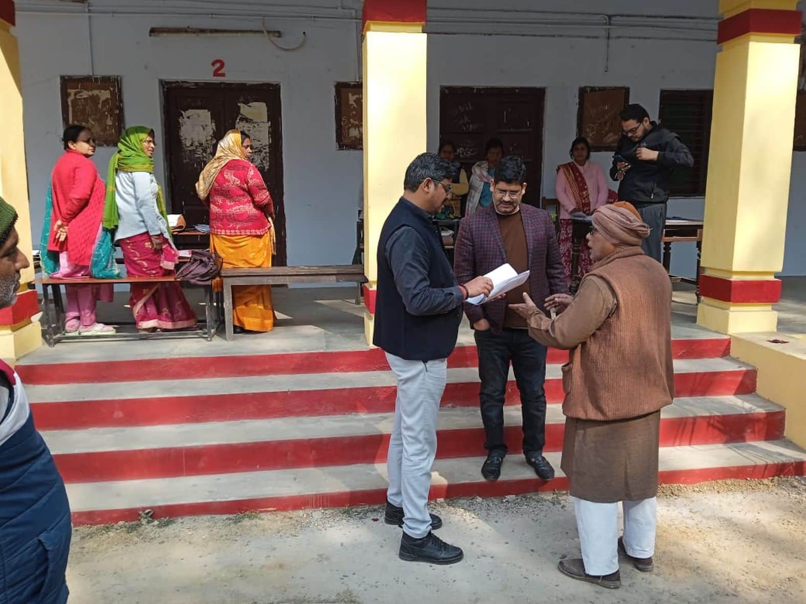  शहर के एक बूथ का जायजा लेते उपजिला निर्वाचन अधिकारी व एसडीएम सदर। स्रोत- विभाग