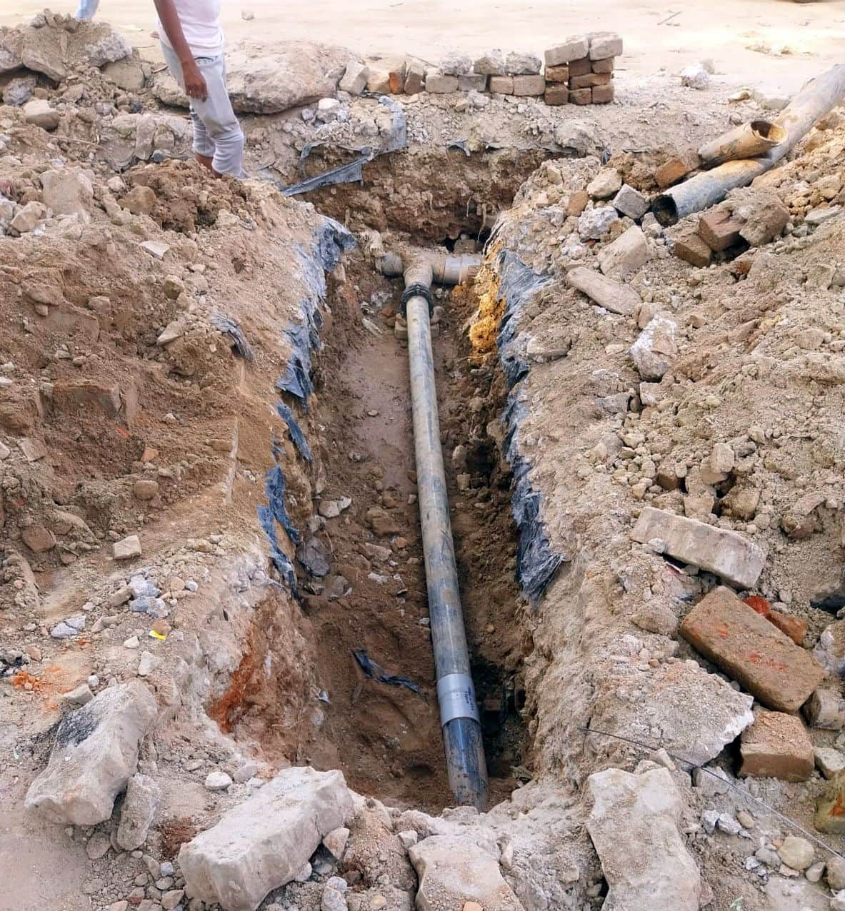 शहर के विवेकनगर में पाइप लाइन की लीकेज ठीक करने के लिए खोदा गड्ढा। स्रोत-नगर पालिका