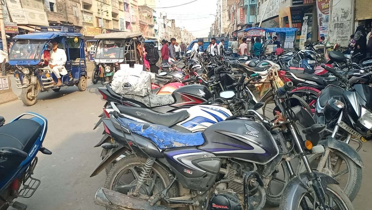 The city has 18 bank branches, yet there is no parking available. Vehicles parked on the streets are fined.