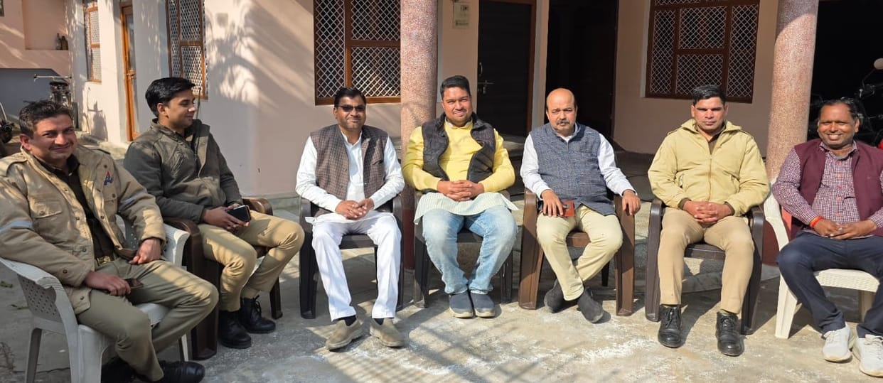 Congress workers going to surround the Prime Minister's Office in Varanasi were placed under house arrest.