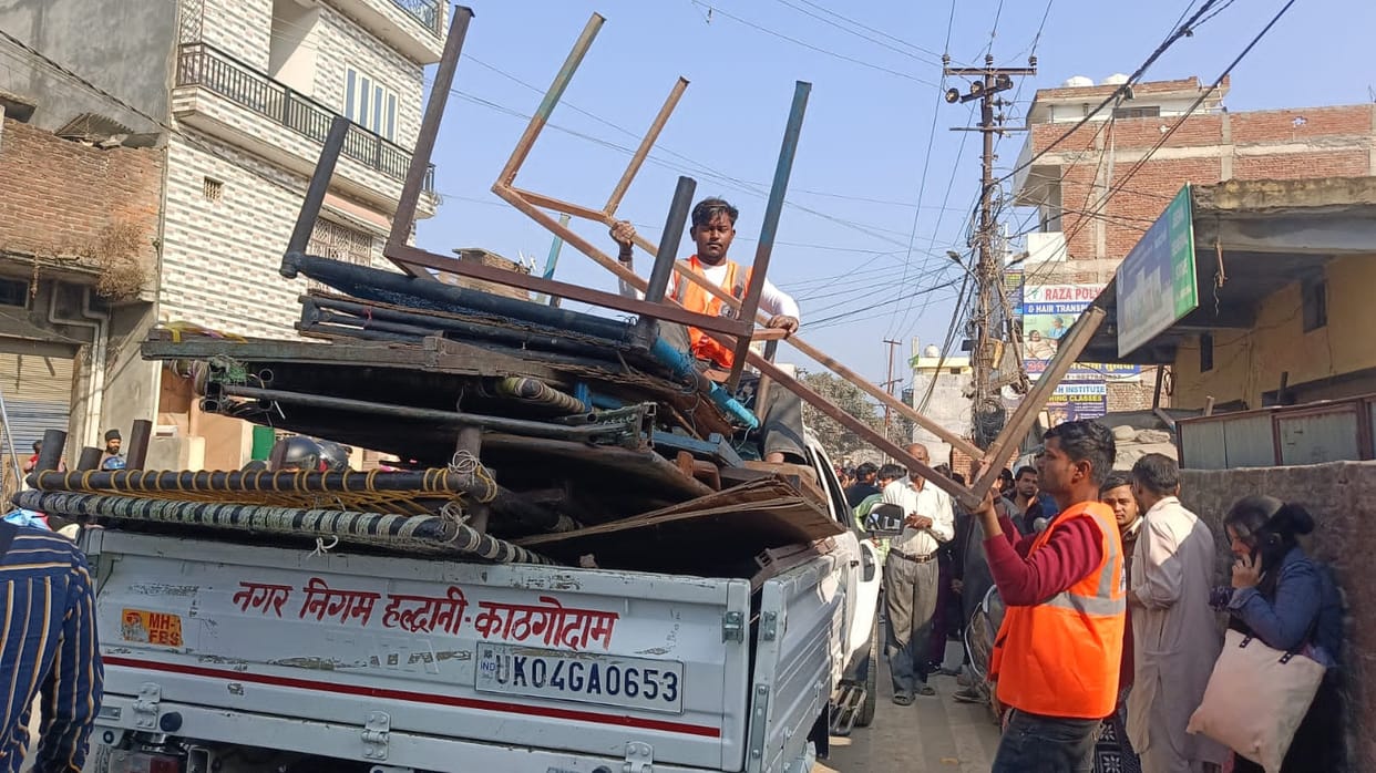 The administration cracked down on shops set up outside the Saturday market.