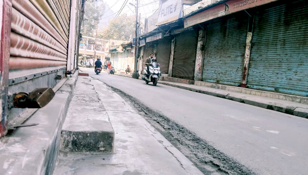 श्रीनगर में इस तरह दिखा बंद का असर, बाजार रहे बंद ----- संवाद