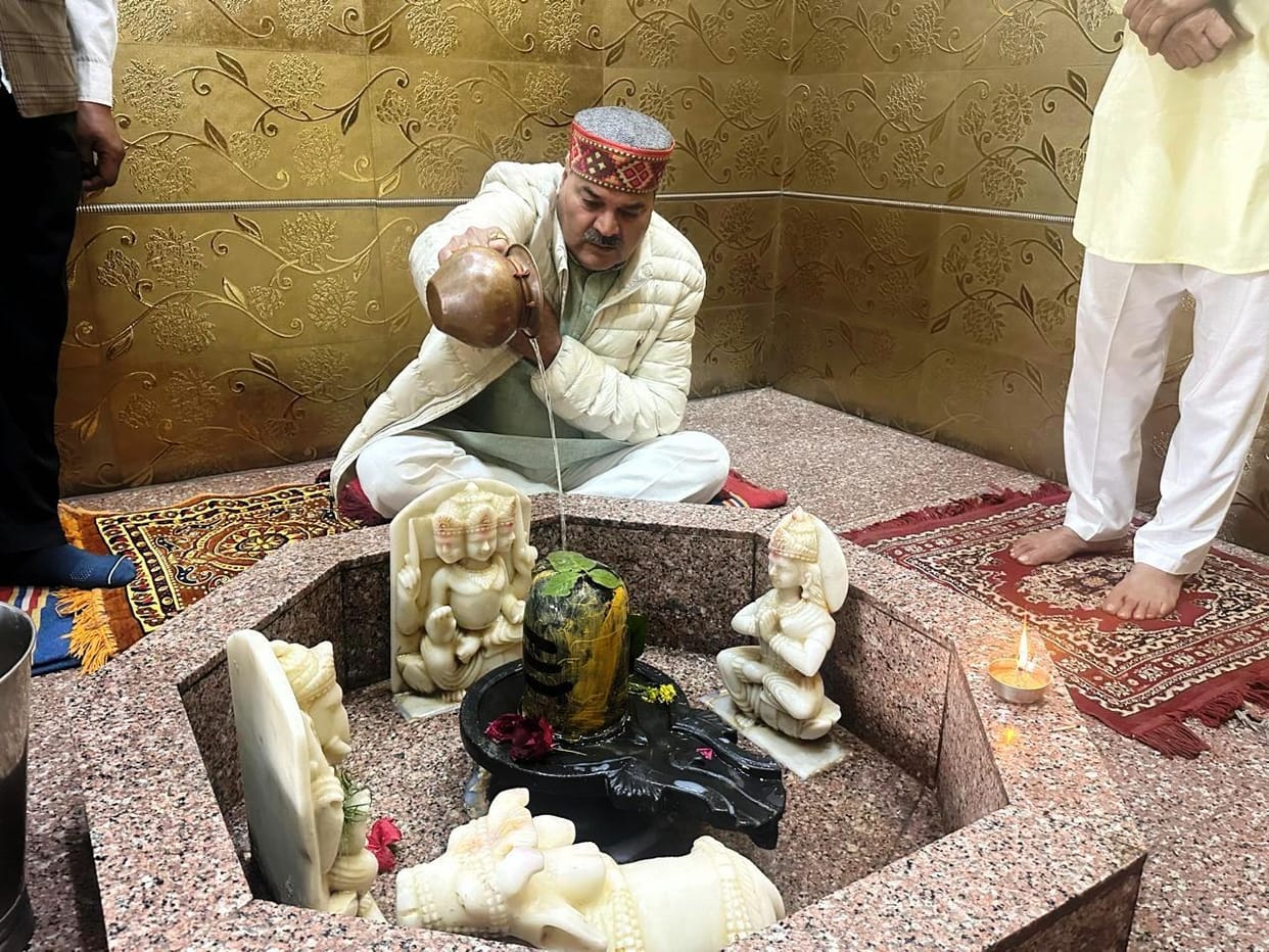 The MLA performed Jalabhishek in the Shiva temple