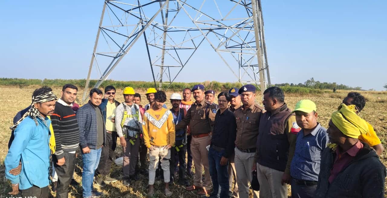 टावर पर चढ़े हुए युवक को नीचे उतारते विद्युत विभाग के अधिकारी