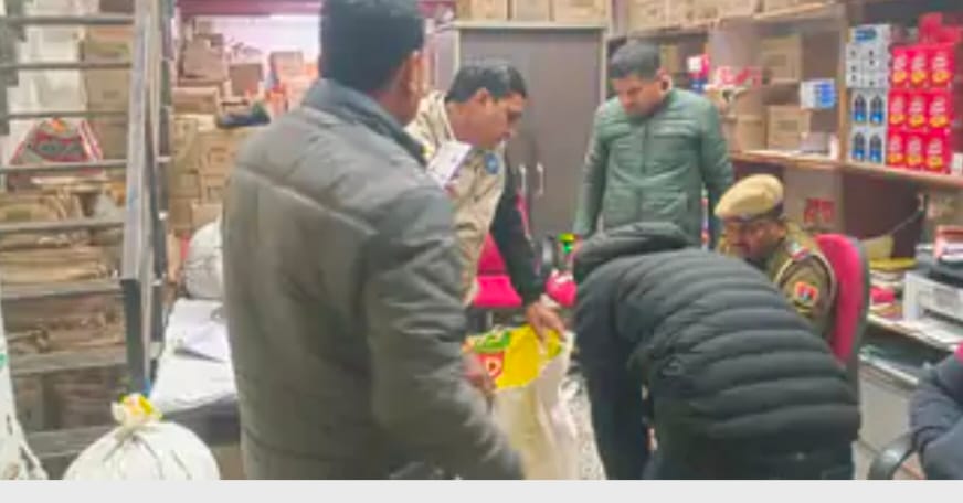 दौसा बांदीकुई में नकली चाय की बिक्री पर कारवाई करती पुलिस